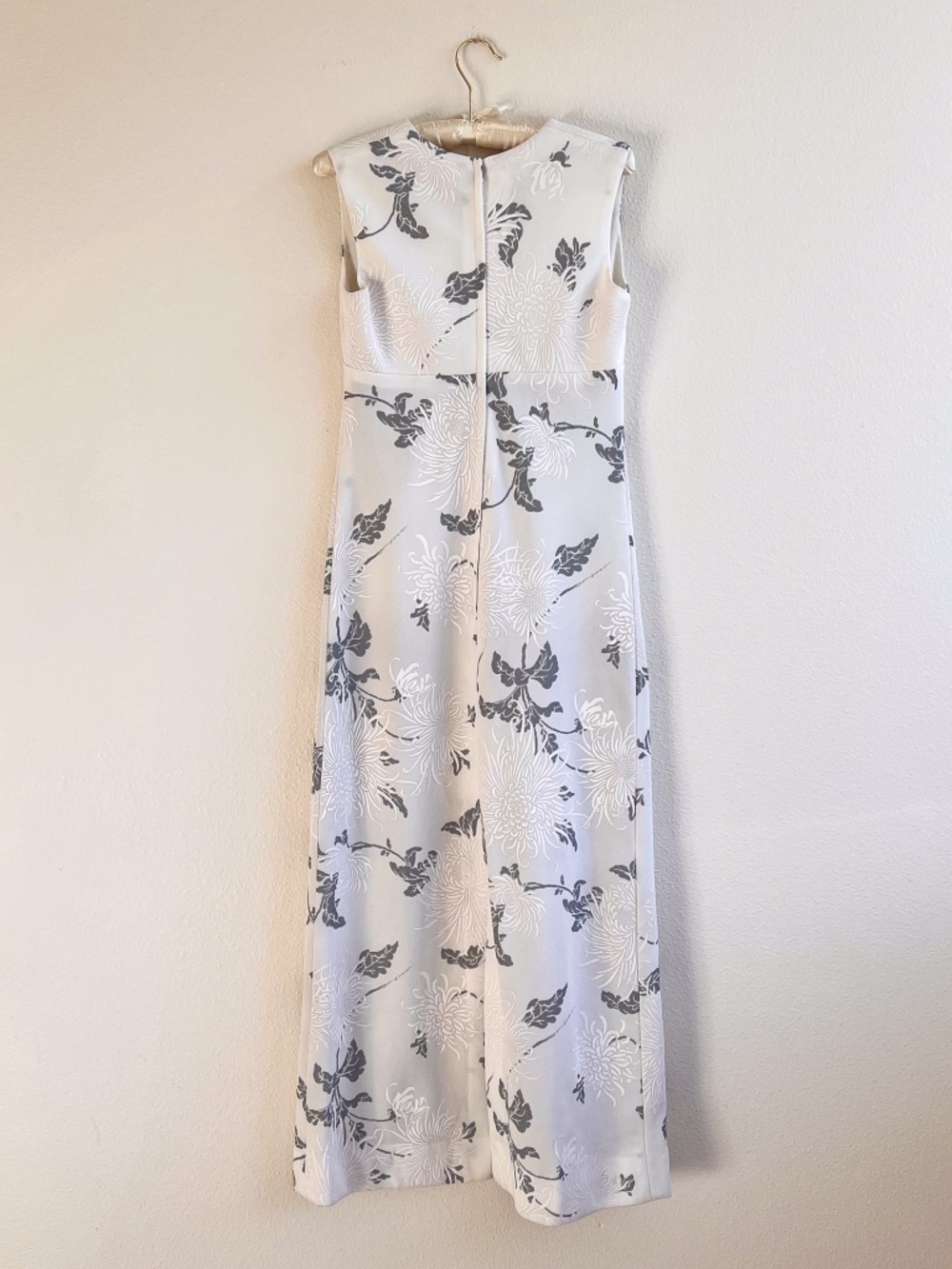 Vintage 1970s White Maxi Dress With Gray Floral Print (L) - Picture 9 of 12